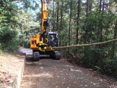 感謝客戶，交車JCB 履帶式挖土機，搭配鋸樹機，工作效能再升級。
