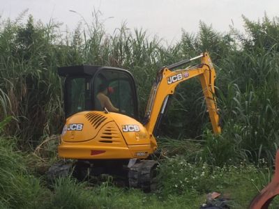 JCB 8050 迷你型挖土機，小機身大能量，狹小空間作業依然游刃有餘。
