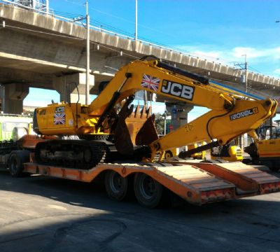 感謝客戶，交車JCB JS205履帶式挖土機，機械式引擎，使用簡單維修方便，ECO先進油壓系統，減少油耗提高效能。