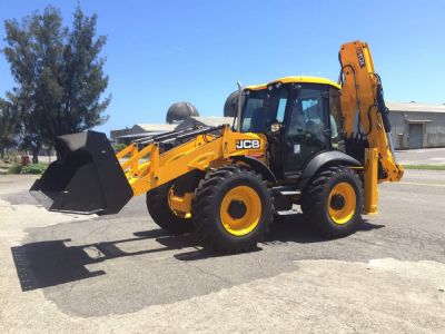 感謝客戶，採購JCB  4CX 鏟挖兩用機，搭配鋸樹機也沒問題。