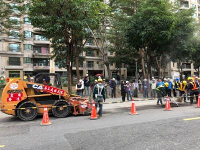 感謝客戶，採購CASE鏟裝機，可搭配刨路機、掃地機，作業多樣化，功能多選擇。
CASE鏟裝機裝配刨路機路面修補觀摩，為配合高雄市政府路平專案，特別安排CASE鏟裝機裝設小型刨除機具搭配修補車針對鋪面老化、破碎、龜裂等常見缺失，進行坑洞修補工法示範。
