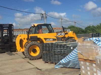 感謝客戶，交車JCB 多功能作業車，配件多樣化，3種轉向功能，適用各種行業。